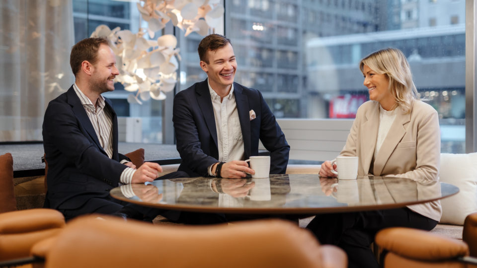 Konsulter sitter och pratar med varadra och User Adoption