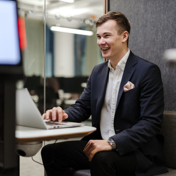 Konsult som har ett digitalt möte